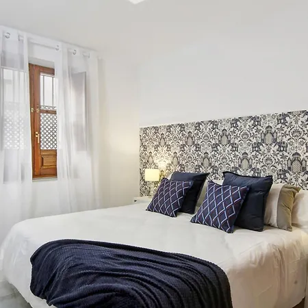 Apartment Chezmoihomes Alhambra Penthouse 2 Private Terraces